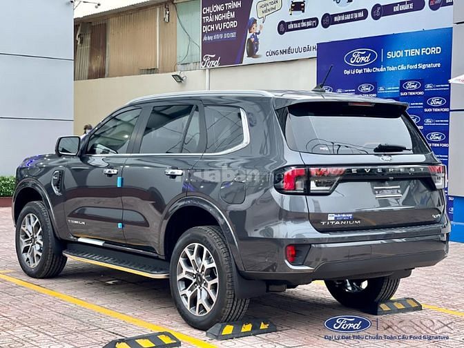 FORD EVEREST TITANIUM 4X4 Đen full option