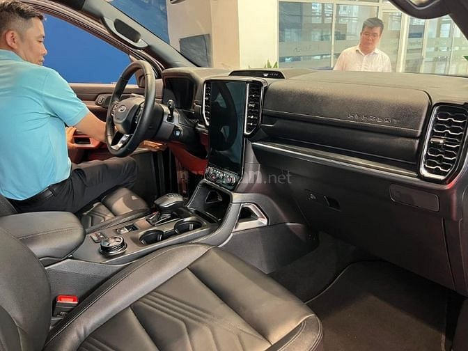 FORD EVEREST TITANIUM 4X4 Đen full option
