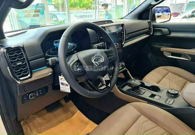 FORD EVEREST TITANIUM 4X4 Đen full option