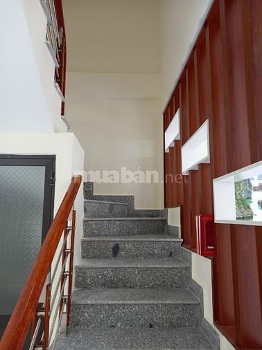 Cho Thuê nhà 3 tầng, gần Cầu Rào, mặt đường 10m, chỉ :4,5 triệu/tháng