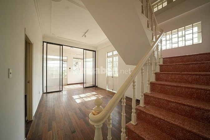 Nhà cho thuê đầu Khe Sanh, 5 phút đến Hồ Xuân Hương