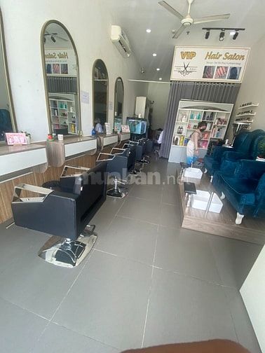 VIP Hair Salon Cần Tuyển Nữ Thợ Phụ, biết gội đầu massage vô hóa chất