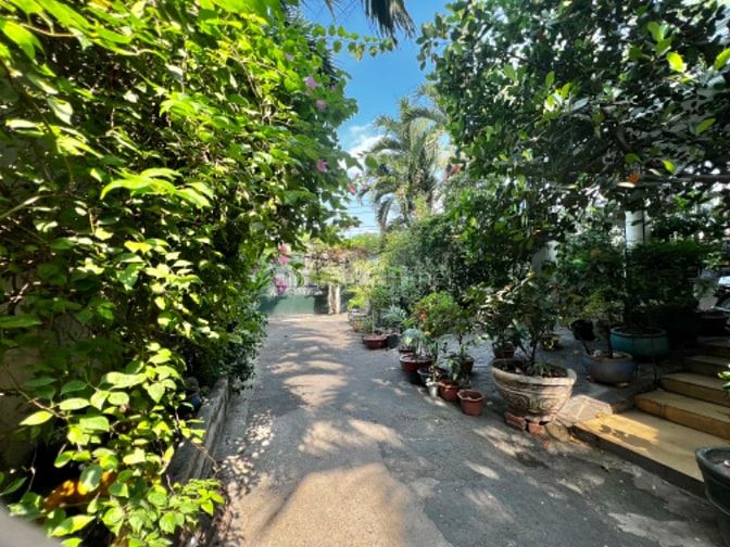Biệt thự mặt tiền, đất gần 2000m2 có xưởng sản xuất. 100% thổ cư 