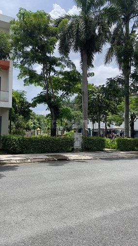 Bán nhanh căn nhà phố cách đường Liên Phường chỉ 100m giá ngộp