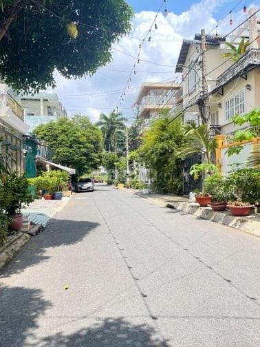 Bán biệt thự mới đẹp Lê Văn Thọ, 12x18m, hầm, 3lầu có sân vườn