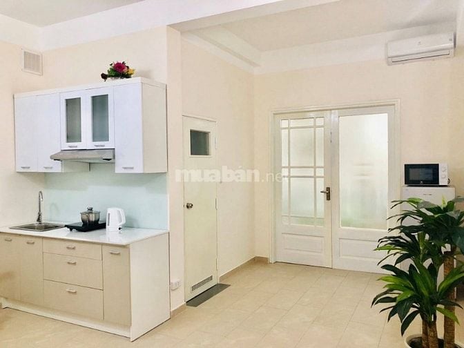 Cho thuê căn hộ ngõ 97 Văn Cao, Quận Ba Đình, gần hồ Tây, 65m2