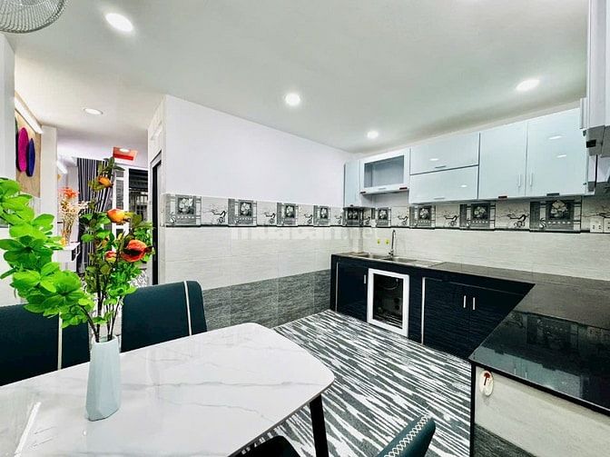 Bán gấp nhà Thái Phiên, Phường 9, Quận 11, Sổ riêng. 56m2, giá 2 tỷ 6.