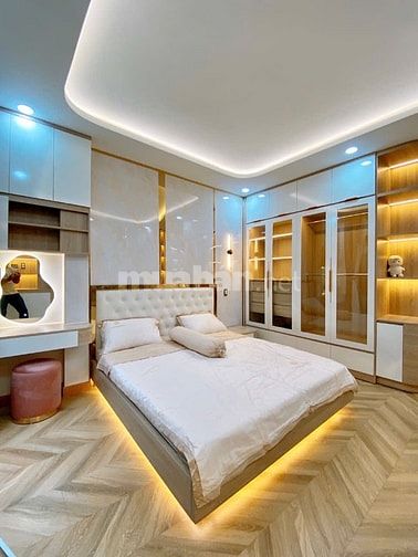 BÁN NHÀ NGAY MẶT TIỀN xây 52m2 Quận 1. Gần Cầu Bông, mua vào ở liền.