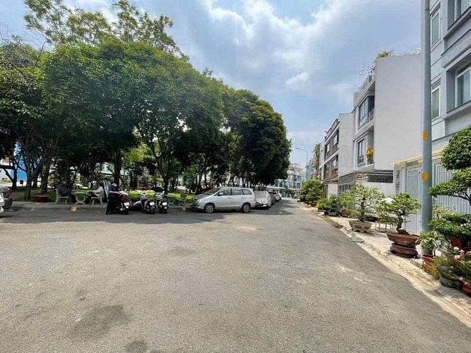 Văn phòng hiện đại phan đăng lưu   DTSD 400m2. Trệt 3L, FULL NT