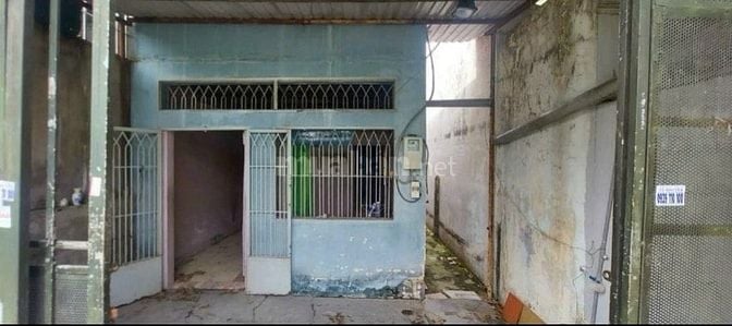 Cần tiền bán miếng đất tặng căn nhà nát 119m2 ở Hóc Môn giá 750 triệu.