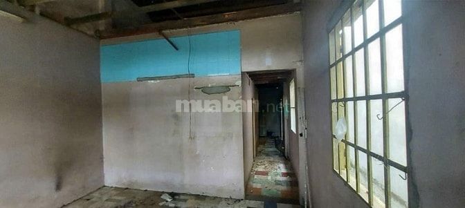 Cần tiền bán miếng đất tặng căn nhà nát 119m2 ở Hóc Môn giá 750 triệu.