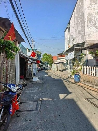 Cần tiền bán miếng đất tặng căn nhà nát 119m2 ở Hóc Môn giá 750 triệu.