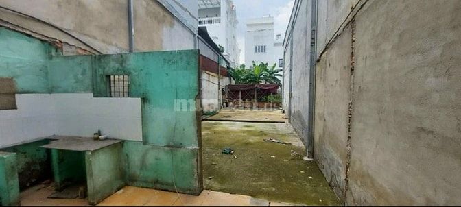 Cần tiền bán miếng đất tặng căn nhà nát 119m2 ở Hóc Môn giá 750 triệu.