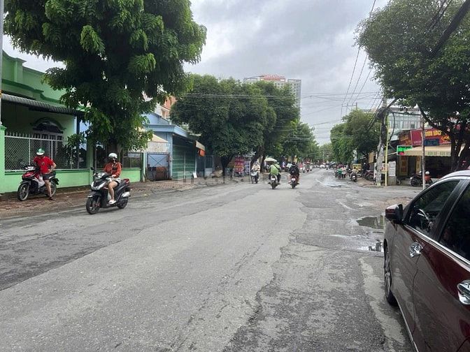 Cho thuê nhà mặt đường Lê Văn Thịnh , vỉa hè 4m