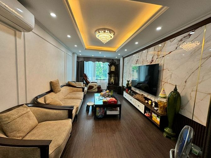 Bán 73,2m2 nhà 6 tầng, thang máy, nằm đoạn đẹp giữa phố Ngô Xuân Quảng