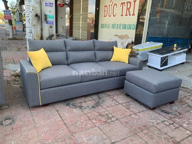 Ghế sofa băng 2m1 đôn vuông phòng khách màu xám viền vàng hiện đại