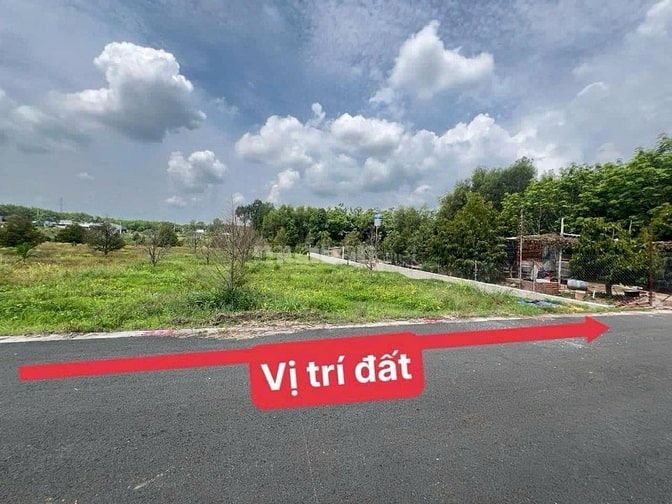 Cần bán mảnh vườn 1100m2 có 100m2 thổ cư cách DT749B chỉ 400m