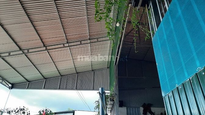 Bán lô đất nền mặt tiền, sẵn nhà, khu buôn bán sầm uất, ngay UBND