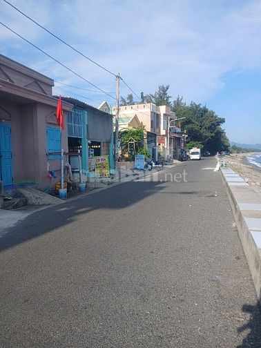 Chủ có tuổi muốn tim noi yen tỉnh nen bán nhà mat tiền bờ ke biển Phướ
