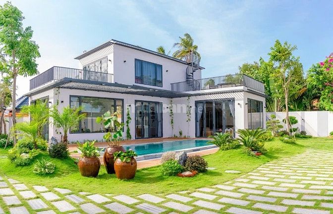 Bán biệt thự 2 tầng có hồ bơi, diện tích 400m2 tại KDL Hàm Tiến