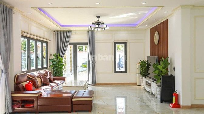 Bán biệt thự 2 tầng có hồ bơi, diện tích 400m2 tại KDL Hàm Tiến