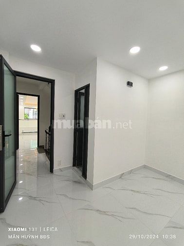 Nhà câng bán. 2 mặt hẽm trước và sau. Rất thoáng mát.