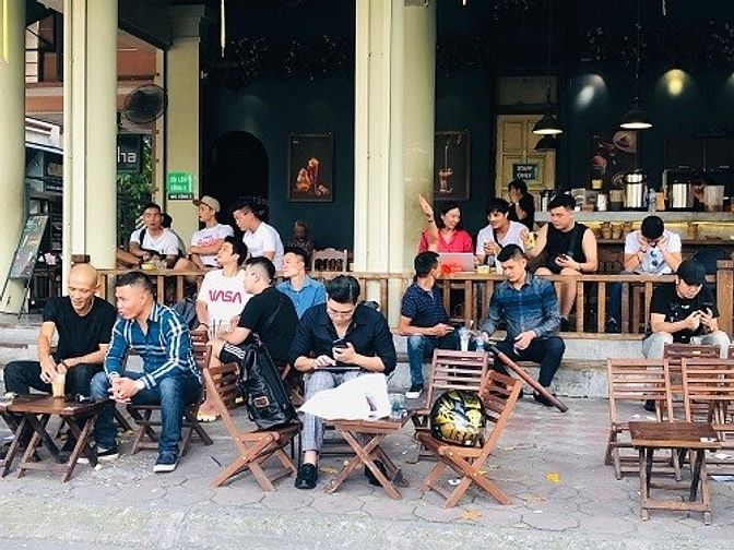 NHƯỢNG QUÁN CAFE LÔ GÓC KHU HOÀNG CẦU- DOANH THU 4-5TR- Giá thuê 2xtr