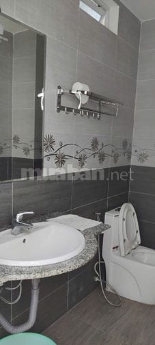 Phòng 50m2 đầy đủ tiện nghi như khách sạn, nhà mặt tiền đường lớn