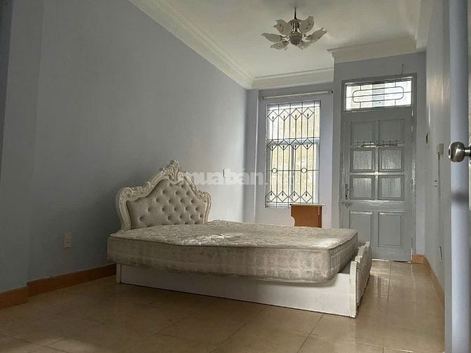 Cho thuê nhà 30m2, 2,5 tầng tại Ngọc Thụy, Long Biên, 2 phòng ngủ 