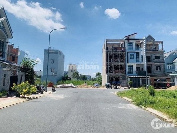 CẦN TIÊN BÁN GẤP LÔ ĐẤT NẰM NGAY KHU DÂN CƯ PHÚ HỮU 100M2 SHR 