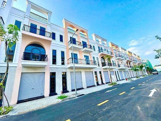 Shophouse 2 MT chợ Tân Trụ 1trệt 3 lầu-SHR.Giá 2tỷ600,cam kết thuê lại