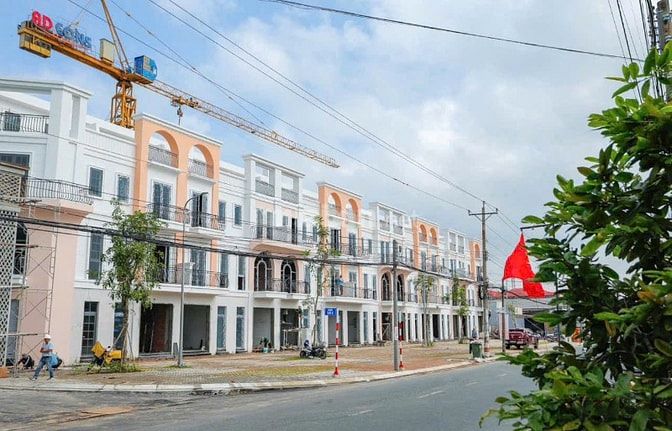 Shophouse 2 MT chợ Tân Trụ 1trệt 3 lầu-SHR.Giá 2tỷ600,cam kết thuê lại