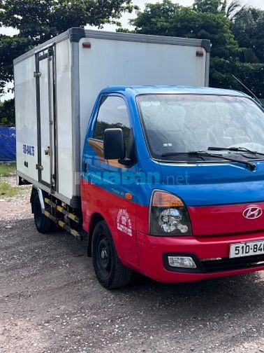 Tải hiệu HYUNDAI NEW Porter 150 1T490 màu xanh đỏ thùng composite kín