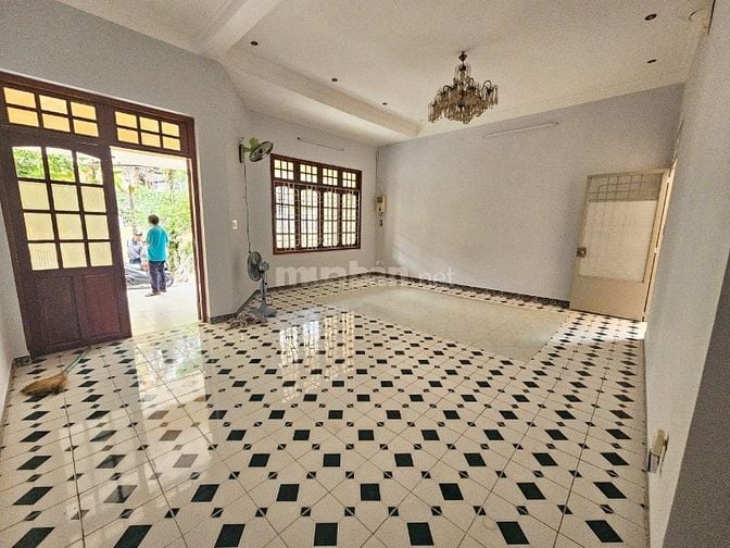 Villa Sân Vườn MT 28A Huỳnh Đinh Hai BT 10x25m 2tầng 100m2 sân