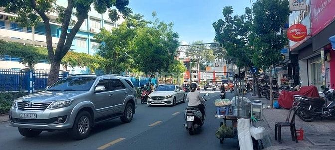 Ngã 6 Dân Chủ quận 3, 7 chỗ đậu trong nhà, xe tải quay đầu thoải mái, 