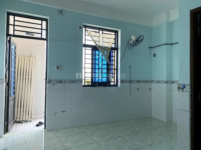 Phòng 30m2 ban công rộng mặt tiền Huỳnh Thiện Lộc gần Đầm Sen giờ tựdo