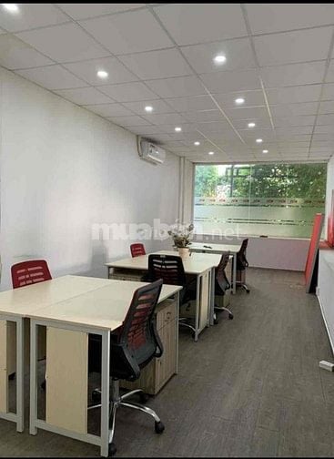 Văn phòng 60m2 có sẵn bàn ghế,máy lạnh khu Phan Xích Long,Phú Nhuận