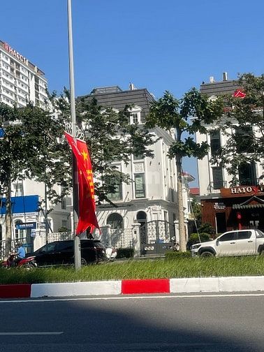 - Bán căn Biệt Thự đơn lập dự án Embassy mặt đường Nguễn Văn Huyên.