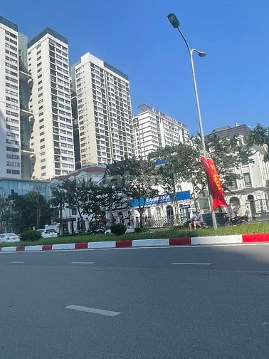 - Bán căn Biệt Thự đơn lập dự án Embassy mặt đường Nguễn Văn Huyên.