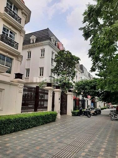 - Bán căn Biệt Thự đơn lập dự án Embassy mặt đường Nguễn Văn Huyên.