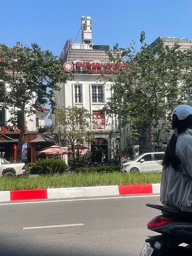 - Bán căn Biệt Thự đơn lập dự án Embassy mặt đường Nguễn Văn Huyên.