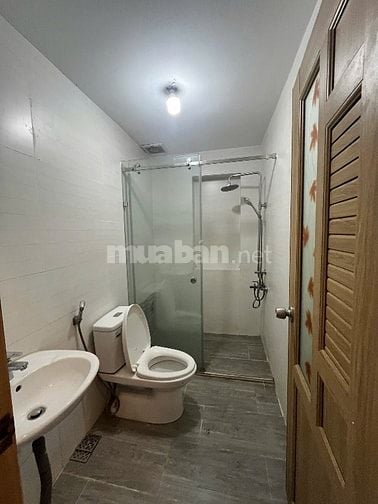 Nhà 4 PN, 3WC, sân thượng rộng rãi, có sân để xe tại Linh Đông Thủ Đức