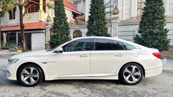 Bán xe Honda Accord 1.5 Sensing Vin 2022 màu trắng, xe nhập Thái Lan