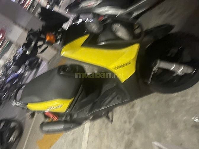 CẤN BÁN GẤP XE MÁY YAMAHA MÀU VÀNG