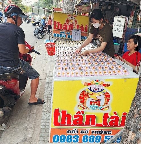 Nữ bán vé số tại quầy ở Bà Điểm hoặc TT. Hóc Môn 