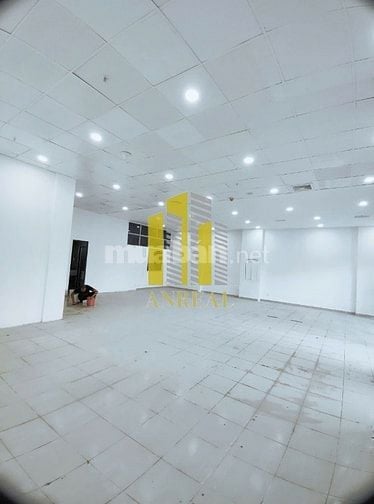 Mặt Bằng 190m2 Sàn Trống có Máy Lạnh Phù Hợp Văn Phòng - Showroom