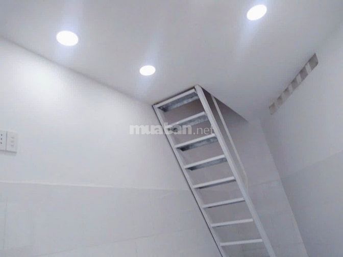 PHÒNG NHỎ DƯỚI ĐẤT, Tự DO,GÁC,MÁY LẠNH,rất tiện đi lại,gần chợ Phú Lâm