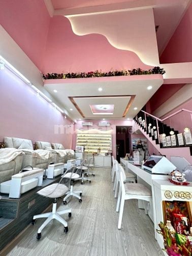 Cần sang nhượng tiệm nail spa mặt tiền quận 7 Phú Mỹ Hưng. 