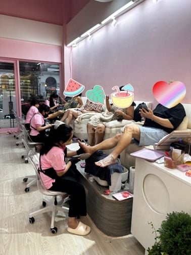 Cần sang nhượng tiệm nail spa mặt tiền quận 7 Phú Mỹ Hưng. 