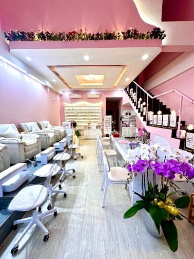 Cần sang nhượng tiệm nail spa mặt tiền quận 7 Phú Mỹ Hưng. 